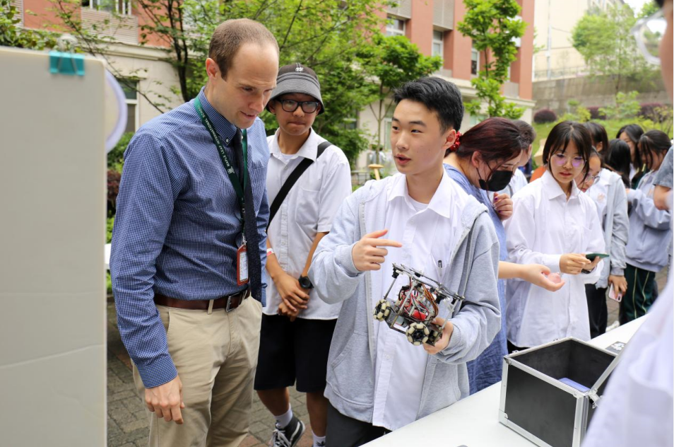 重庆枫叶国际学校高中学生获青少年科技创新市长奖