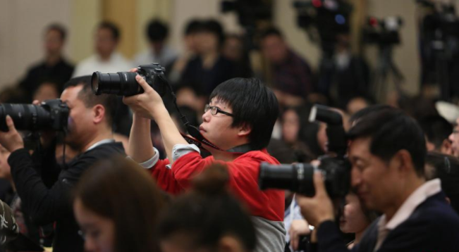 “北京晚报：名人二代坑爹 因特权还是教育”